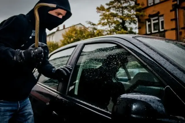 Nach einem Diebstahl aus einem Auto in einer Garage in Kaiserslautern-Morlautern ermittelt die Kripo. Die Täter stahlen Elektroartikel, eine Marken-Reisetasche sowie Mode und Kosmetik im hohen vierstelligen Wert. | Foto: Polizei Rheinland-Pfalz