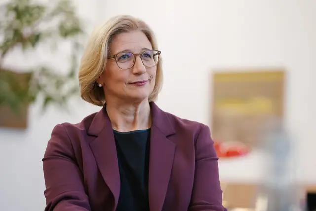 Die saarländische Ministerpräsidentin Anke Rehlinger will mit ihrer SPD-Regierung ein neues Gesetz zur Beamtenbesoldung verabschieden. (Archivbild)  | Foto: Oliver Dietze/dpa