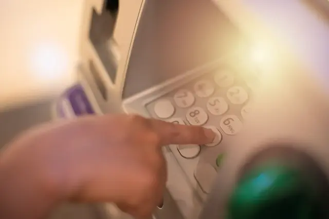 Ein 13-jähriger Junge fand 500 Euro im Geldausgabefach eines Geldautomaten in Rheinzabern und brachte das Geld zur Polizei Germersheim. Die Polizeidirektion Landau lobt die Ehrlichkeit des Kindes. | Foto: BBbirdZ/stock.adobe.com