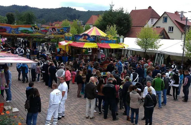 In Hauenstein läuft die Kerwe vom 4. bis 7. September mit Live-Musik und Programm auf dem Johann-Naab-Platz. | Foto: Sandra Schwarzmüller