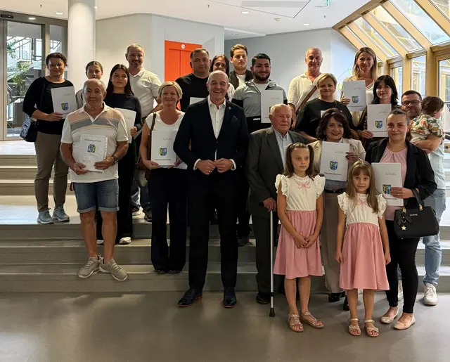Bei einer Einbürgerungsfeier erhalten neue Staatsbürger ihre Urkunden und werden offiziell im Landkreis begrüßt. | Foto: KV