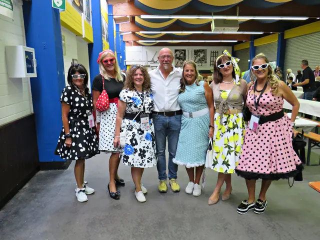 Jürgen Hauck als Hahn im Korbe zwischen den Petticoat-Ladys  | Foto: Brigitte Melder
