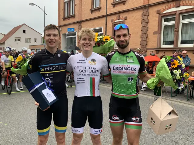 Balthasar Waldmüller (Mitte) gewann das Radrennen der Amateure in Mutterstadt | Foto: Michael Sonnick