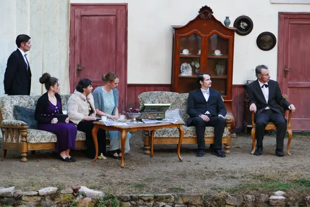 Noch lauscht die Familie dem Hausherrn, v.l: Richard Amory (Daniel Fuchs), Lucia Amory (Maira Giessler), Barbara Amory (Zoe Strenge), Caroline Amory (Manuela Benz), Dr. Carelli (Thomas Nowak), Edward Rynor (Klaus Beckerle). | Foto: H. Feise (2026)