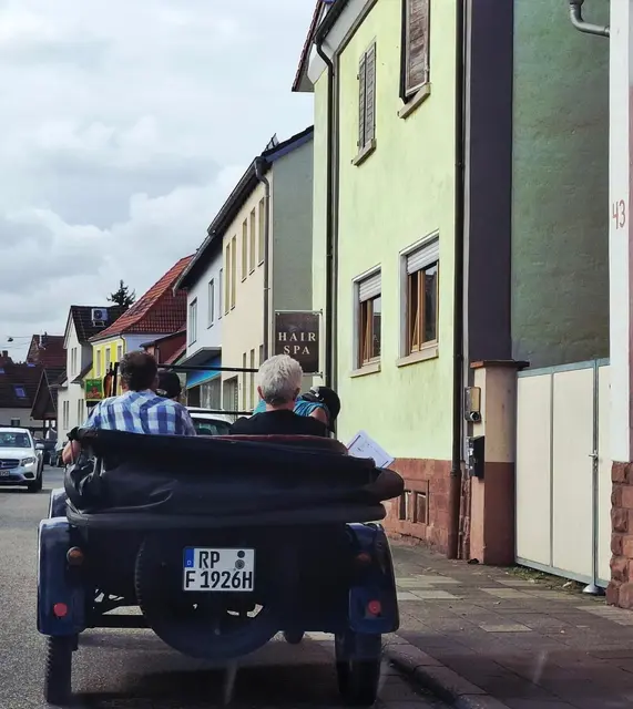 Und wenn man Glück hatte, traf man in Böhl-Iggelheim auf einen der ausfahrenden Oldtimer | Foto: Brigitte Melder
