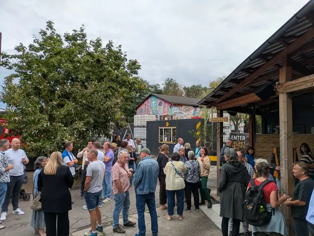 Bei einer Jubiläumsfeier kommen Gäste zusammen, um auf gemeinsame Projekte und Entwicklungen zurückzublicken. | Foto: Stadt Neustadt