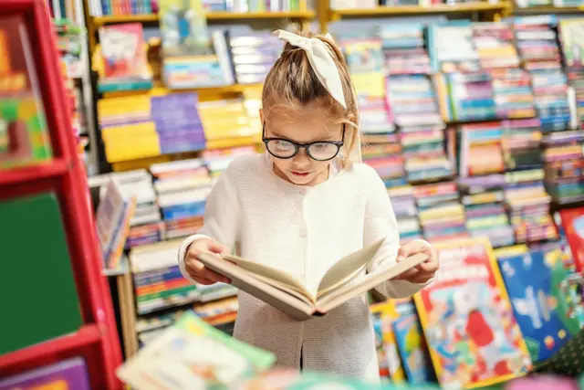 Viele Menschen wollen Kindern beim Lesen und Schreiben helfen. Eine Fortbildung vermittelt dafür Grundlagen und Methoden. | Foto: Dusan Petkovic/stock.adobe.com