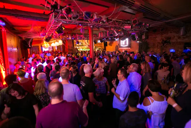 hr1-Dancefloor: Die Ü30-Partyreihe macht am 12. September ab 20 Uhr wieder Station im Gleis 1 in Kassel. | Foto: HR Hessischer Rundfunk, Foto: Henning Folger