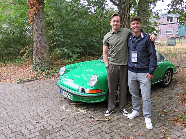 Lasse Pohl und Timo Glaser fuhren mit dem grünen Porsche aus | Foto: Brigitte Melder