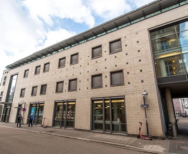 In der Bibliothek warten Stationen mit kleinen Aufgaben, bei denen Besuchende Stempel sammeln und Ideen ins Buchprojekt eintragen können. | Foto: Stadt Karlsruhe, Boris Burghardt