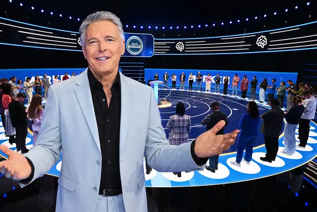 Wer ist Deutschlands Superhirn?: Jörg Pilawa führt durch ein Quiz, in dem 50 Kandidatinnen und Kandidaten in sechs Kategorien um bis zu 50.000 Euro spielen. | Foto: SAT.1