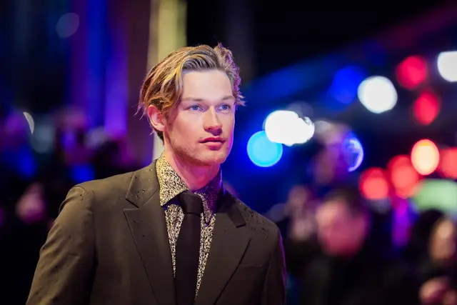 Damian Hardung, Schauspieler, steht am Eröffnungsabend der Berlinale auf dem Roten Teppich vor dem Berlinale Palast, wo der Film «No Good Men» Premiere feiert. | Foto: Christoph Soeder/dpa/dpa-mag