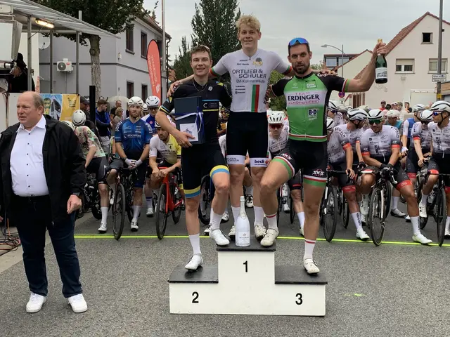 Balthasar Waldmüller (Mitte) gewann das Radrennen in Mutterstadt | Foto: Michael Sonnick