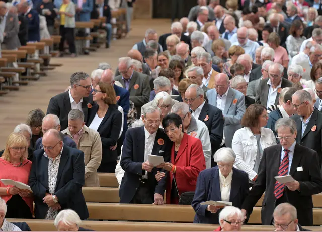Die Paare erneuern ihr Eheversprechen. | Foto: Bistum Speyer/Klaus Landry