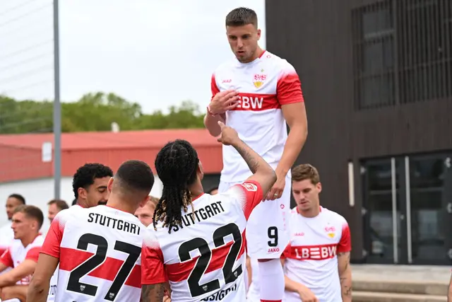 Trägt er weiter das Trikot mit dem roten Brustring? Galatasaray Istanbul buhlt um VfB-Stürmer Ermedin Demirovic (oben) (Archivbild) | Foto: Jennifer Kramer/dpa