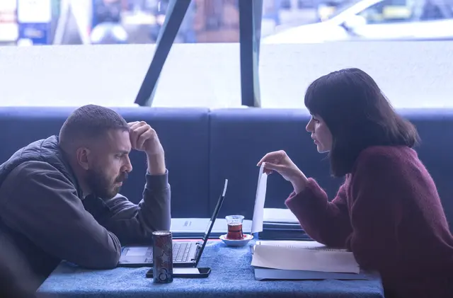 Tatort: „Dunkelheit“ bringt Maryam Azadi und Hamza Kulina als neues Frankfurter Team in einen Cold-Case-Fall, der nun für den Deutschen Fernsehpreis nominiert ist. | Foto: HR Hessischer Rundfunk, Foto: Daniel Dornhöfer