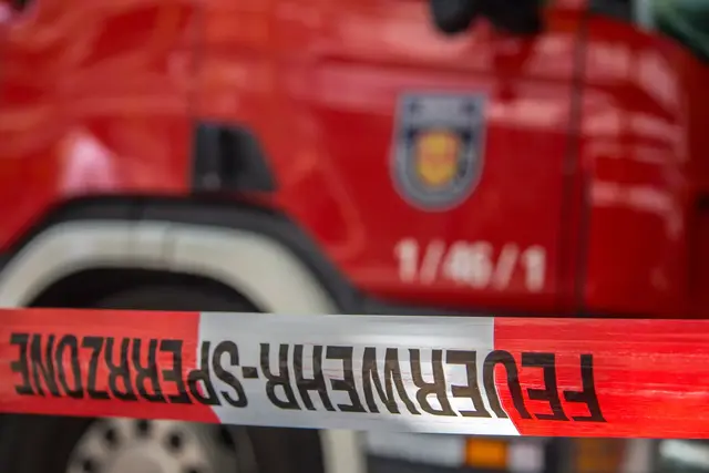 Ein Küchenbrand durch heißes Öl hat in Kaiserslautern rund 15.000 Euro Schaden verursacht. Verletzt wurde niemand, die Feuerwehr übernahm die letzten Löscharbeiten. | Foto: Roland Kohls