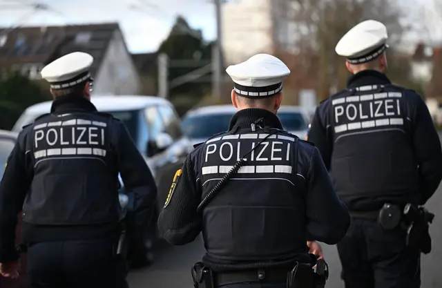 Gegen einen Mann bestand ein offener Haftbefehl - er kam daher ins Gefängnis. (Symbolbild) | Foto: Bernd Weißbrod/dpa