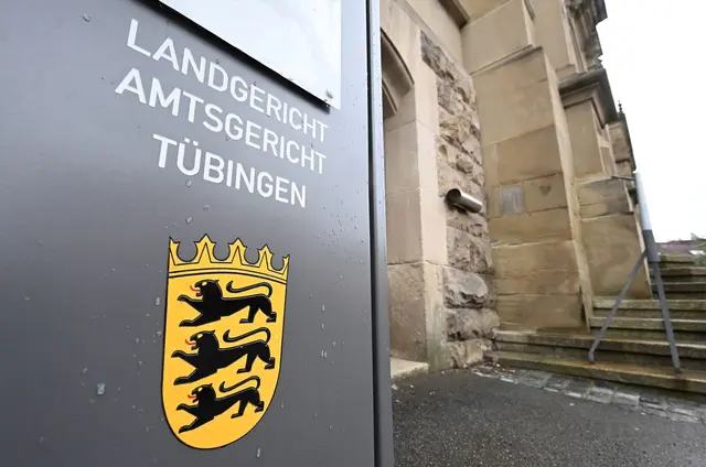 Eine 25 Jahre alte Mutter muss sich vor dem Landgericht Tübingen verantworten, weil sie ihr Frühgeborenes mit einer Überdosis Koffein vergiftet haben soll. (Archivbild) | Foto: Bernd Weißbrod/dpa
