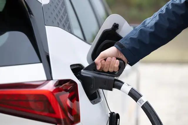 Klassische Verbrenner wie Diesel oder Benziner sind weiter rückläufig. (Symbolbild) | Foto: Sebastian Kahnert/dpa/dpa-tmn