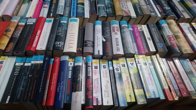 Beim Bücherflohmarkt kann man günstig stöbern und sich mit Lesestoff eindecken. | Foto: Kristin Hätterich