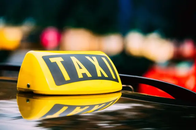 Eine Taxifahrt von Heidelberg nach Wiesenbach ist eskaliert: Eine stark alkoholisierte 43-Jährige soll die Fahrt nicht bezahlt und eine Autoscheibe eingetreten haben. Die Polizei ermittelt wegen Betrugs, Sachbeschädigung und Beleidigung. | Foto: Grigory Bruev/stock.adobe.com