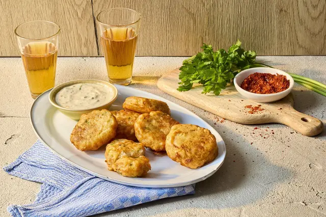 Außen knusprig, innen Kartoffel: Patates Köftesi – würzige Kartoffelbällchen, im Backteig gewendet und goldbraun ausgebacken. | Foto: ---/KMG/die-kartoffel.de/dpa-mag
