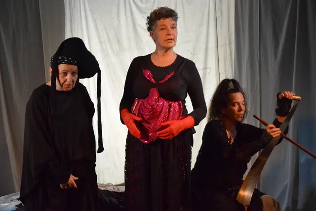 "Nachtschattengespinste" mit Andrea C. Baur, Hedda Brockmeyer und Claudia Olma beschäftigt sich mit der dunklen Vergangenheit der Pfälzischen Elwedritsche. Zu sehen am 8. November um 17 Uhr im Theater in der Kurve. | Foto: Theater in der Kurve