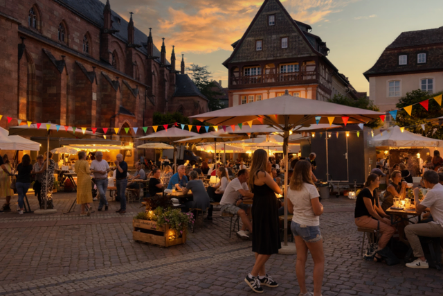 Wer nach Feierabend noch bummeln oder etwas essen will, findet auf dem Marktplatz Stände und Gastronomie an einem Ort.  | Foto: Stadt Neustadt, ChatGPT