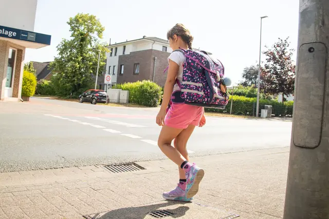 Mehr Bewegung statt viel sitzen: Schon der Weg zur Schule zu Fuß oder mit dem Rad kann helfen, Rückenproblemen vorzubeugen. | Foto: Christin Klose/dpa-mag