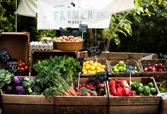 Wer für den Wochenendeinkauf über den Wochenmarkt gehen will, steht manchmal vor einem abgesagten Termin. | Foto: Rawpixel.com/stock.adobe.com