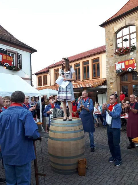 Traditionell eröffnet die Weinprinzessin das Weinfest in Burrweiler | Foto: Ortsgemeinde Burrweiler