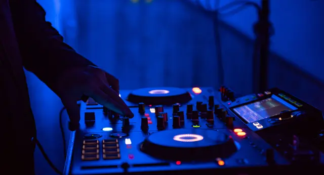 DJ-Musik und Frühschoppen beim Isemer Summer: DJ Jen und DJ Sabine sorgen an den ersten beiden Abenden für Partystimmung.

 | Foto: alexanderuhrin/stock.adobe.com