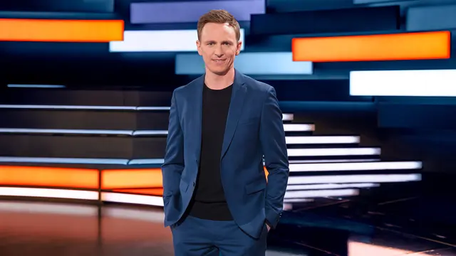 das aktuelle sportstudio: Zum Bundesliga-Start führt Jochen Breyer durch die Sendung und begrüßt Gäste im Studio. | Foto: ZDF, Foto: Ralph Orlowski