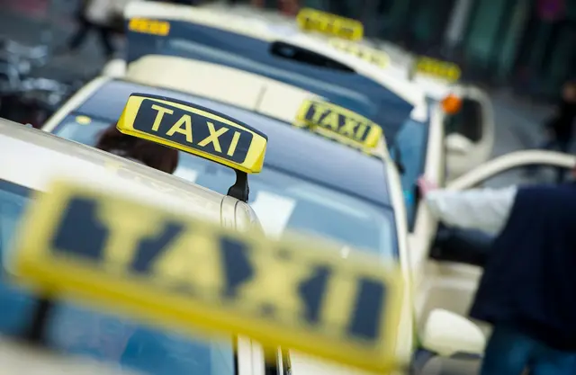 Als die Kartenzahlung für das Taxi misslang, soll die 43-jährige Frau ausgeratet sein. (Symbolbild)  | Foto: Ole Spata/dpa
