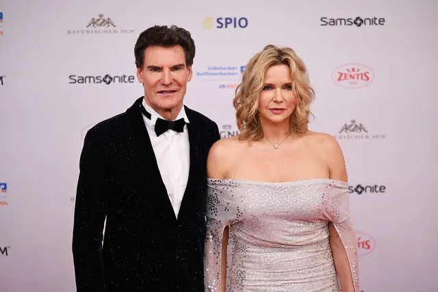Deutscher Filmball. Carsten Maschmeyer, Unternehmer und Investor, und Veronica Ferres stehen bei der Ankunft auf dem Roten Teppich. Das Paar hat nach mehr als 15 Jahren seine Trennung bekanntgegeben. | Foto: Felix Hörhager/dpa/dpa-mag
