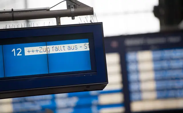 Wenn der Zug komplett ausfällt, gilt: Zugbindung weg – Reisende dürfen kostenlos eine andere Bahnverbindung nehmen oder das Ticket erstatten lassen. | Foto: Daniel Reinhardt/dpa/dpa-mag