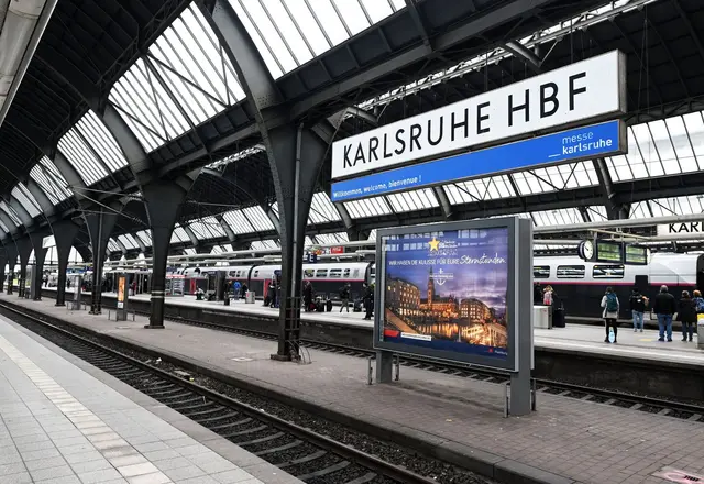 Der Karlsruher Hauptbahnhof kann während der Entschärfung nicht angefahren werden.(Archiv) | Foto: Uli Deck/dpa