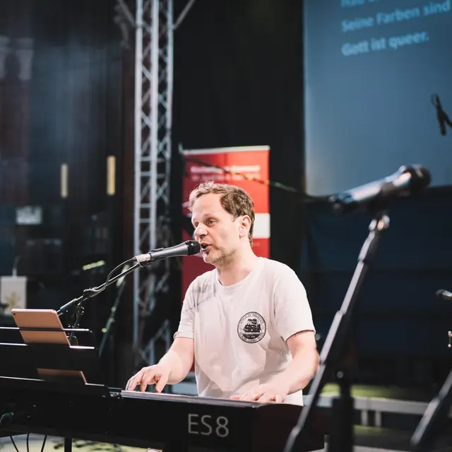 Jan Simowitsch gestaltet in der Johanneskirche Pirmasens einen Abend mit Klaviermusik, Monatsliedern und Lesung. | Foto: Maurice Croissant