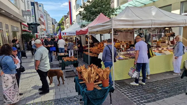 Zwischen Stiftsplatz, Schillerplatz und St. Martinsplatz treffen sich Menschen zum Feiern, Essen und Schauen – dazu kommen Marching Bands mitten in der City | Foto: Ralf Vester