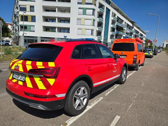Einsatzfahrzeuge sind vor Ort. | Foto: Thomas Riedel/dpa