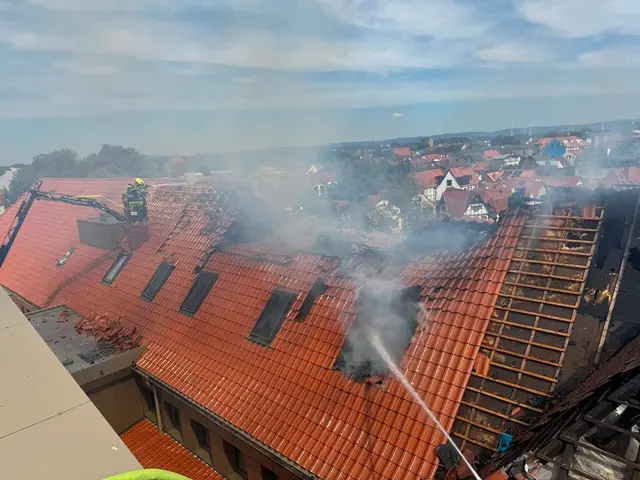 Bei einem Dachstuhlbrand an der Realschule St. Michael in Paderborn waren rund 130 Einsatzkräfte, mehrere Drehleitern und Spezialtechnik im Einsatz. Drei Personen wurden verletzt, ein angrenzendes Kloster musste wegen Brandrauch evakuiert werden. | Foto: Feuerwehr Paderborn