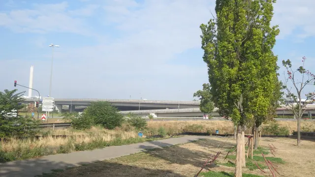 Danziger Platz; Blick aufs Betonlabyrinth: Der Platz hatte nie eine begrenzende Bebauung | Foto: JG