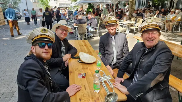 Das darf auch mal sein: Die Musiker der Marching-Band Stuttgart gönnen sich eine Pause | Foto: Ralf Vester