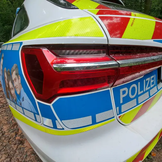 Beim Ausparken in der Haselstraße erfasste eine Autofahrerin einen Kraftradfahrer. Der 69-Jährige stürzte und wurde bei dem Unfall leicht verletzt. Es entstand hoher Sachschaden. | Foto: Monika Klein