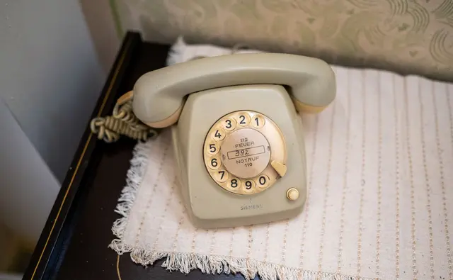 Das Wählscheibentelefon kann bleiben – nur die Leitung nicht. Statt klassischem Festnetz soll bei Bedarf eine Adapterbox Gespräche übers Mobilfunknetz möglich machen. | Foto: Philipp Schulze/dpa/dpa-mag