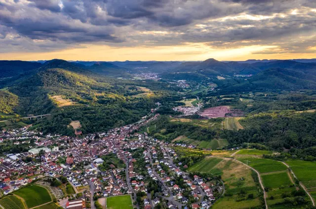 Malerisch eingebettet in Weinberge und Pfälzerwald: Albersweiler lädt Anfang September wieder zur traditionellen Kerwe ein.  | Foto: Foto: Dominik Ketz