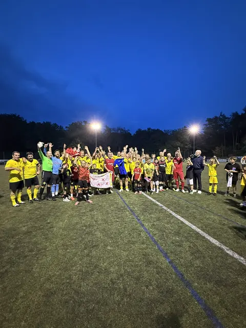 Gemeinsam im Flutlicht: Nach dem Abpfiff kamen die Lotto-Elf und der VfB Haßloch & Friends noch einmal zum Gruppenbild zusammen. 