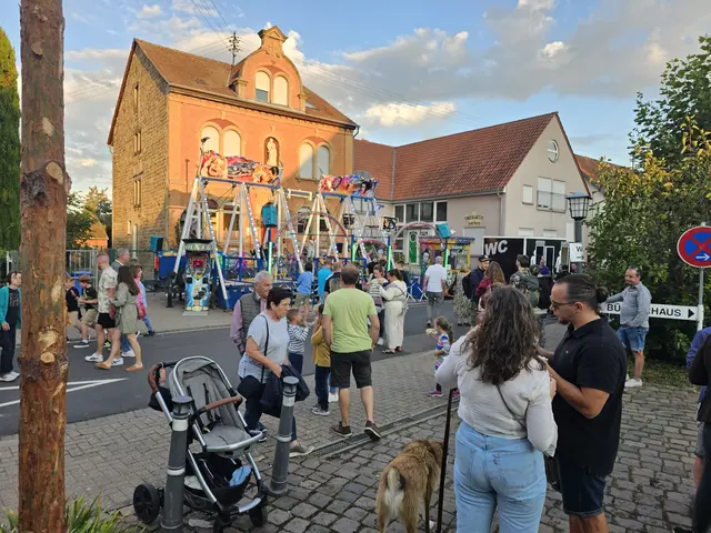 Auch für die jüngsten Kerwebesucher gibt es unter anderem Karussell, Schiffschaukel und Entenangeln. | Foto: Eva Bender