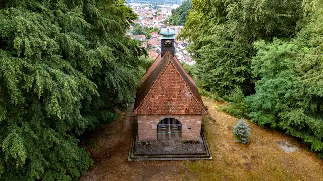 Versteckt im Grünen und doch mit Blick auf Landstuhl: Die Marienkapelle auf der Atzel erinnert bis heute an ein Gelübde aus vergangenen Zeiten. | Foto: Erik Stegner